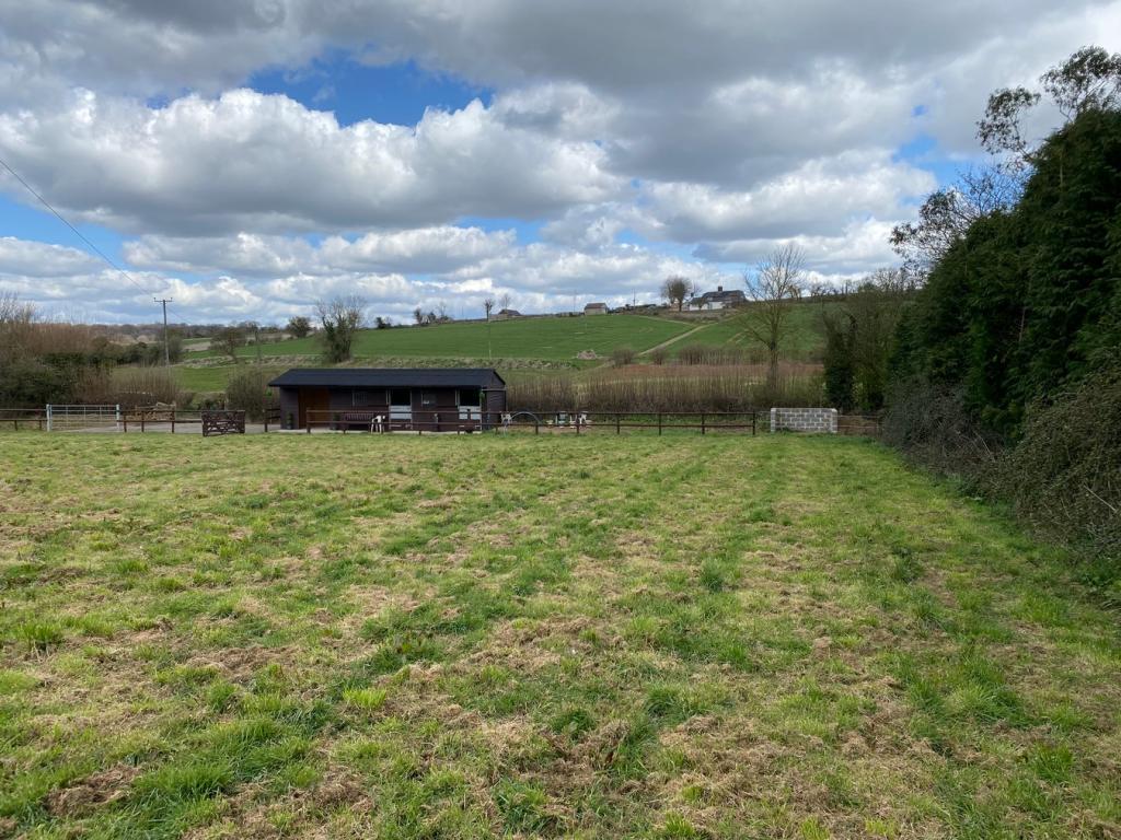 Auction Lot – Approx. 2.54 acres and stables near Selborne – Starting Price £230,000